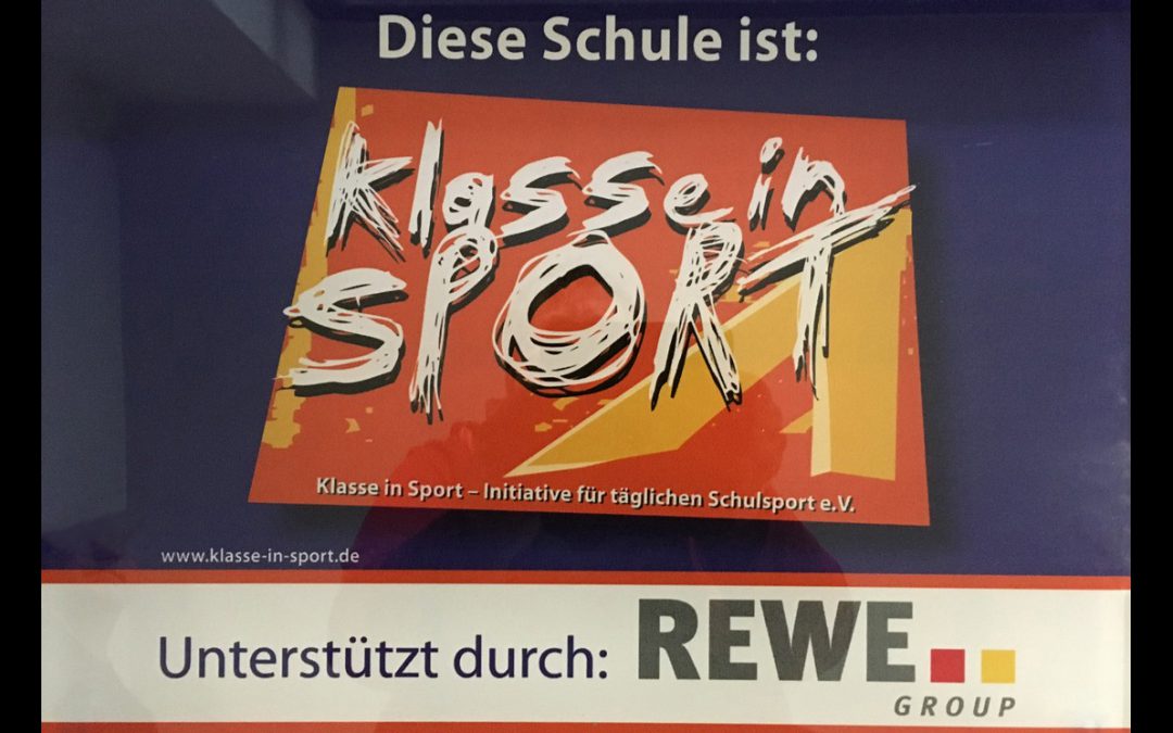 „Klasse in Sport“ – Ein bewegter Schultag in den Farben blau und orange.