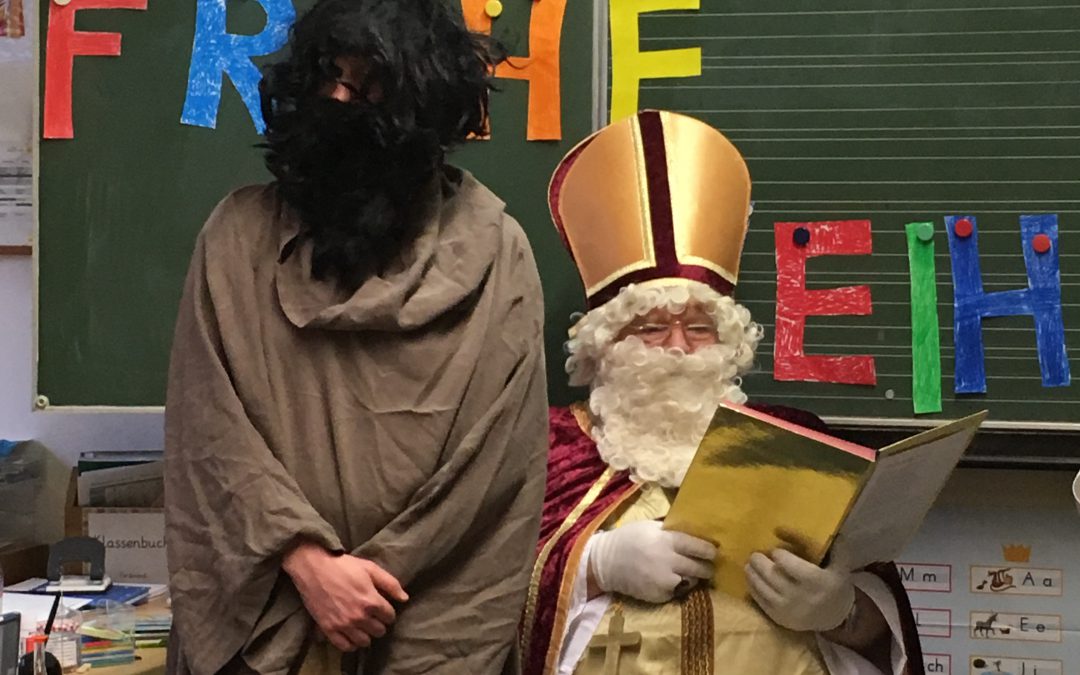 Der Nikolaus besucht die Waldschule Alfter