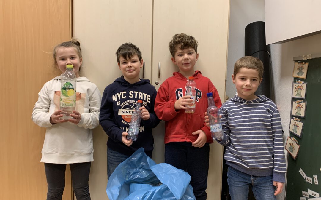 Schülerinnen sammeln Flaschen – Pfandaktion für einen guten Zweck