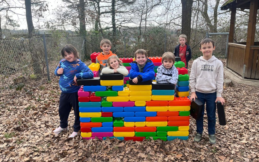 Neue Spielsachen auf dem Schulhof in Alfter